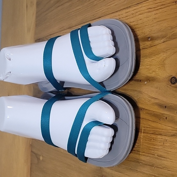Chaco size 6 retired style teal and gray flip flop sandals - Picture 2 of 7